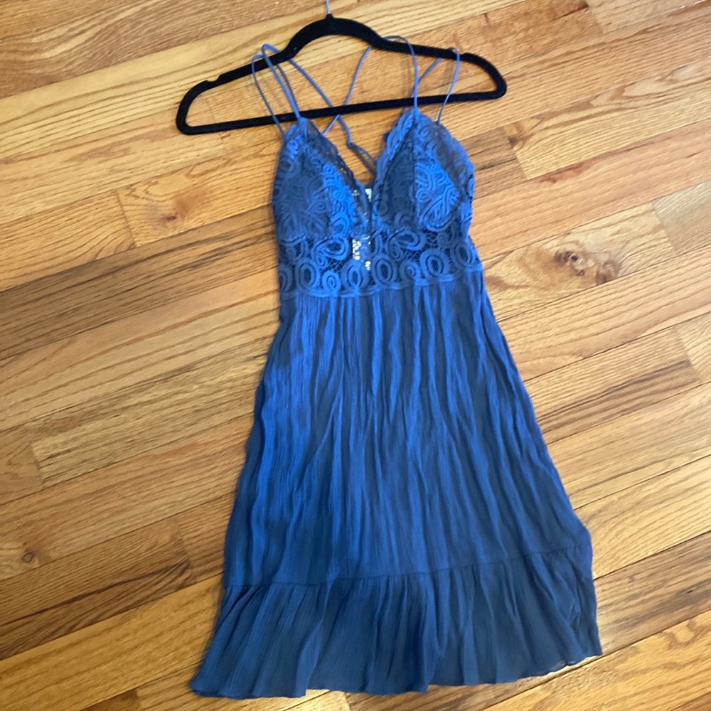 Nwt PINK XS lacey lightweight babydoll lace dress in blue with built in padding.